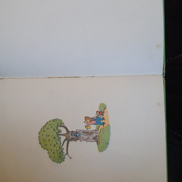 1962 The Big Honey Hunt by Stanley & Janice Berenstain - Picture 8 of 9